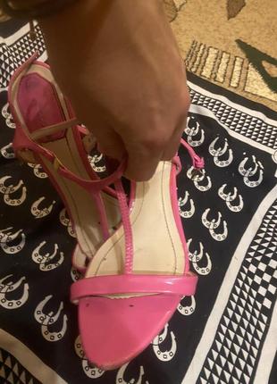 Босоножки лакированные розовая шпилька 7 см очень удобное состояние идеальное одевалось два раза. размер 37