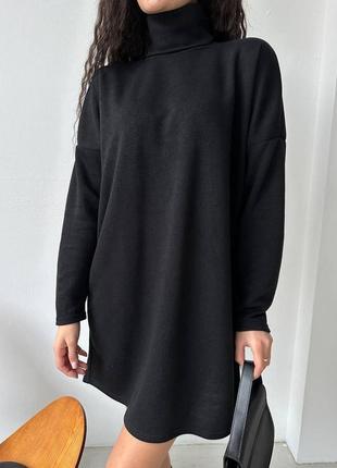 Платье мини из ангоры оверсайз со спущенным плечом под горло платье черная бежевая теплая базовая стильная трендовая8 фото