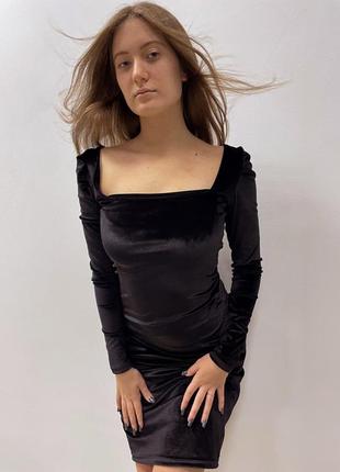 Женственное хрупкое платье миди облегающее с длинными рукавмм и квадратным вырезом бархат черная