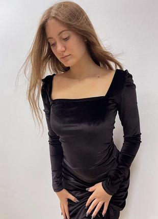 Женственное хрупкое платье миди облегающее с длинными рукавмм и квадратным вырезом бархат черная4 фото