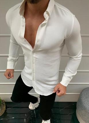 Мужская стильная однотонная приталенная рубашка белого цвета1 фото