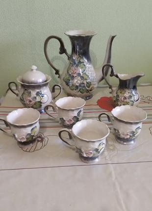 Сервиз:
чайник,
сахарница,
молочник,
чашки 4 штуки