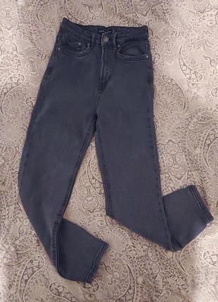 Джинсы stradivarius mom slim fit графит