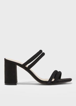 Замшевые шлепанцы из натуральной замши на каблуке с квадратным носком от mango