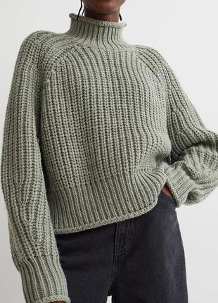 Оливковый свитер крупной вязки с высокой горловиной1 фото