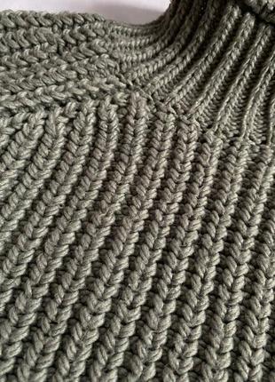 Оливковый свитер крупной вязки с высокой горловиной8 фото