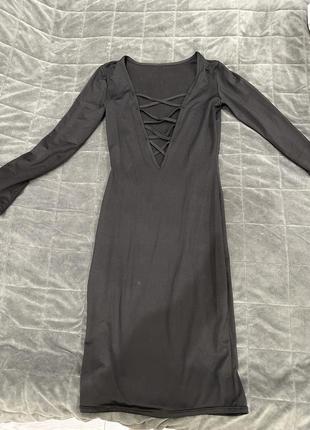 Платье черное с вырезом