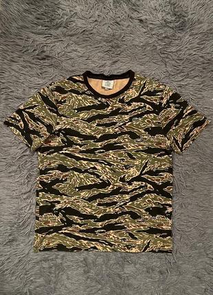 Lacoste стильна футболка камуфляж tiger stripe із свіжих колекцій
