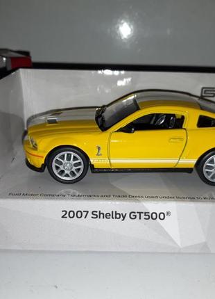 Машинка іграшкова shelby gt 500 kinsmart інерційний 1:32 жовта/білі смуги1 фото