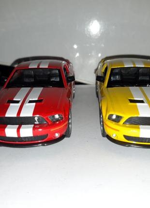 Машинка іграшкова shelby gt 500 kinsmart інерційний 1:32 жовта/білі смуги7 фото