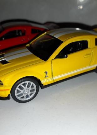 Машинка іграшкова shelby gt 500 kinsmart інерційний 1:32 жовта/білі смуги5 фото