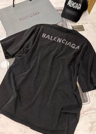 Футболка в стиле balenciaga вываренная графит со стразами