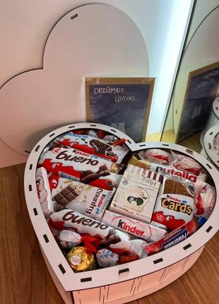 Солодкий подарунковий бокс з цукерками кіндер сюрприз у формі серця5 фото