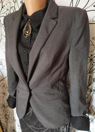 Стильний діловий піджак у клітинку