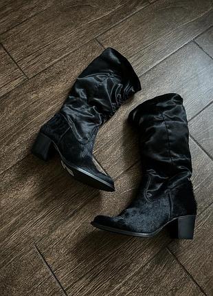 Дуже красиві чоботи козаки. італія