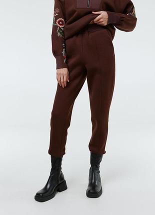 Женский трикотажный костюм с вышивкой в этно-стиле modna kazka 4129-34 фото