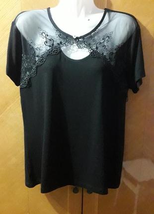 Нова стильна футболка з красивим прозорим мереживом і стразиком.