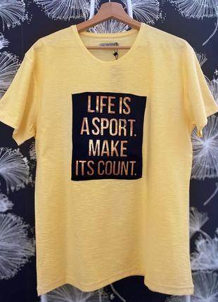 Яскрава чоловіча літня футболка з принтом