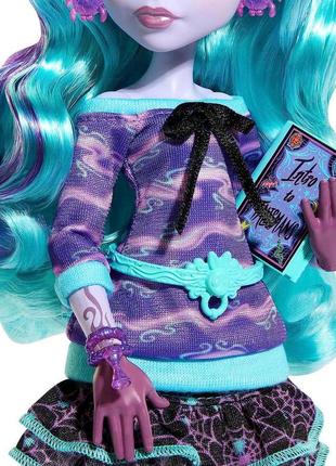 Лялька monster high creepover party twyla ігровий набір піжамна вечірка - твайла з вихованцем4 фото