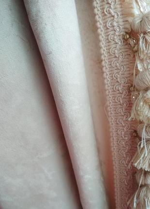 Бежеві оксамитові штори з бахромою.