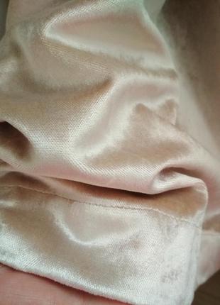 Бежеві оксамитові штори з бахромою.