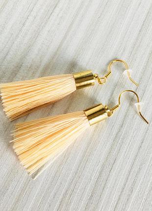 Оранжевые серьги кисточки