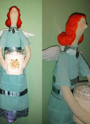 Хранительница ватных палочек и дисков.