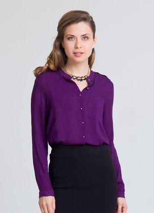 Красивая блуза фиолетового цвета, с перламутровыми пуговицами