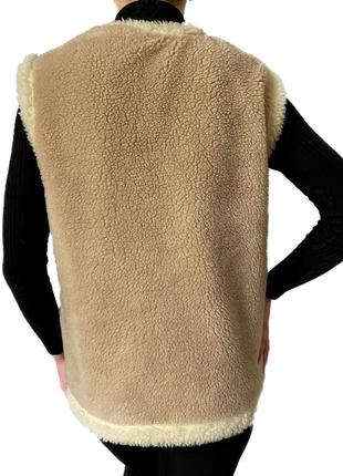 Тепла вовняна безрукавка з овчини (еко-шерсть) жіноча хутряна жилетка бежева 48-504 фото