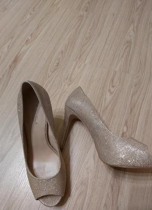 Золотистые туфли с открытым носком красивые carvela1 фото