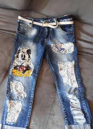 Круті джинси бойфренди , в прдарунок футболка з мікімаусами