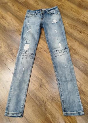 Голубые джинсы с потертостями