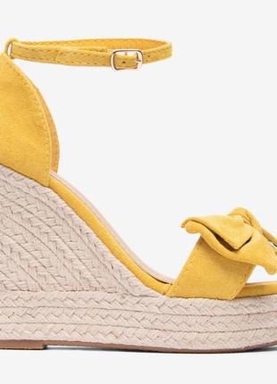 Жовті еспадрильі на танкетці cala