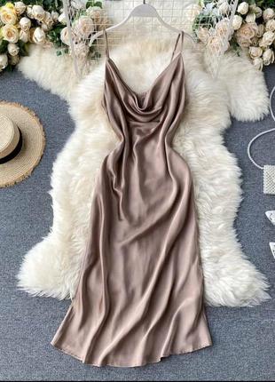 Невероятное шелковое платье новогоднее с завязками на спине шнуровкой на тонких бретельках из декольте миди длинная по фигуре6 фото