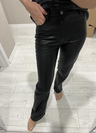 Брюки брюки zara straight из искусственной кожи 34 xs 36 s 38 m5 фото