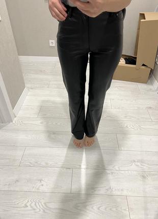 Брюки брюки zara straight из искусственной кожи 34 xs 36 s 38 m6 фото