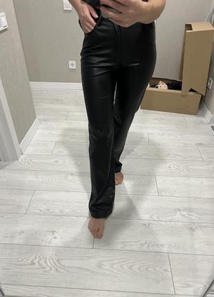 Брюки брюки zara straight из искусственной кожи 34 xs 36 s 38 m7 фото