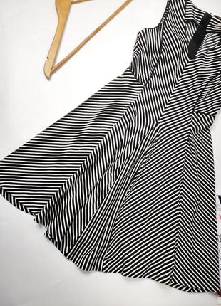 Платье женское мини в полоску черно белого цвета без рукавов от бренда banana republic xs s3 фото