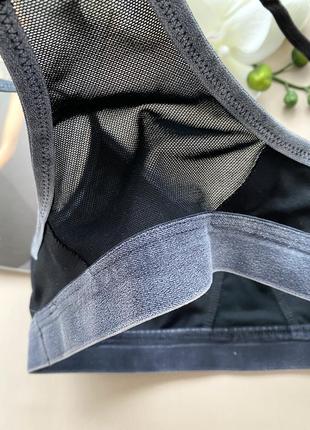 Черный спортивный топ nike с прозрачной спинкой и затертыми под джинс краями7 фото