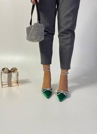 Нарядные туфли атласные зеленые изумрудные с брошью бантиком на шпильке5 фото