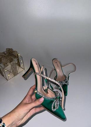 Нарядные туфли атласные зеленые изумрудные с брошью бантиком на шпильке8 фото