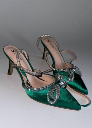 Нарядные туфли атласные зеленые изумрудные с брошью бантиком на шпильке2 фото