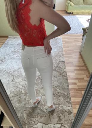 Белые джинсы stradivarius3 фото