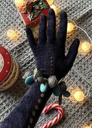 Массивный этнический браслет окрашенный говлит шармы