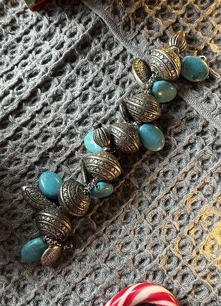 Массивный этнический браслет окрашенный говлит шармы