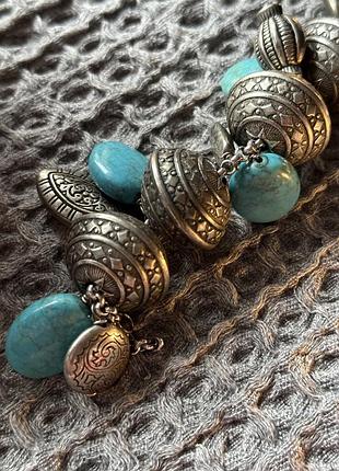 Массивный этнический браслет окрашенный говлит шармы