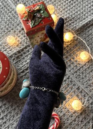 Массивный этнический браслет окрашенный говлит шармы