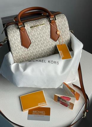 Сумка у стилі michael kors small hayes duffle crossbody bag vanilla/luggage
