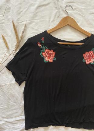 Чорна футболка з трояндами на грудях
