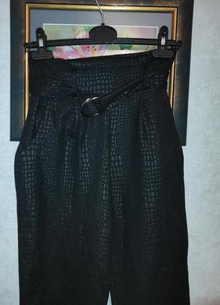 Миниатюрные черные узкие брюки скинни принт факткра  под крокодила7 фото